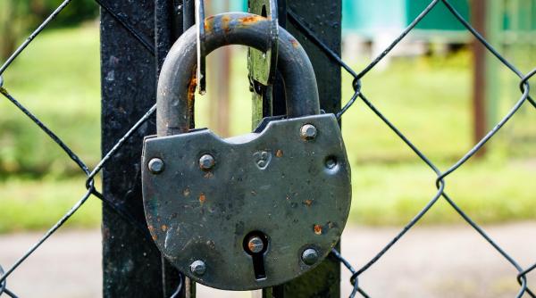 angajatii unei primarii din gorj au pus lacatul pe institutie si au plecat acasa pentru ca nu s au inteles cine sa faca focul