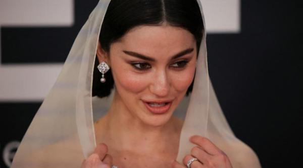 cantareata americana gracie abrams isi anuleaza spectacolul de la bruxelles din cauza starii de sanatate