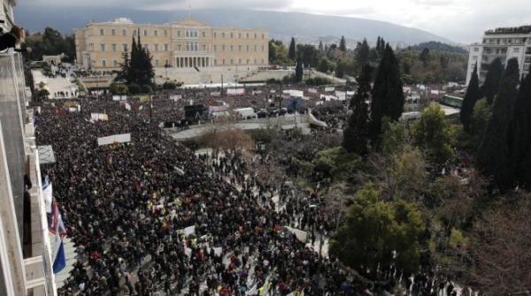 proteste violente in grecia la atena si salonic manifestantii au incendiat mai multe locuri greva generala in toata tara video