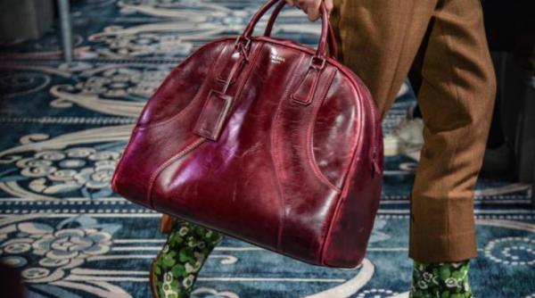 mega tranzactie pe piata modei prada arunca in joc 1 5 miliarde de euro