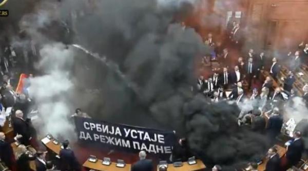 bataie in parlamentul serbiei s a aruncat cu grenade fumigene video