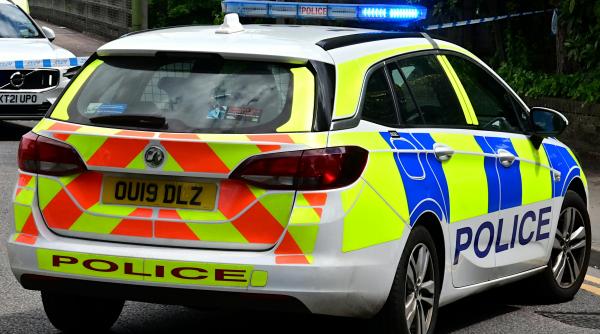 confruntare brutala in marea britanie mai multi romani lovesc politistii care voiau sa preia copiii dintr o familie