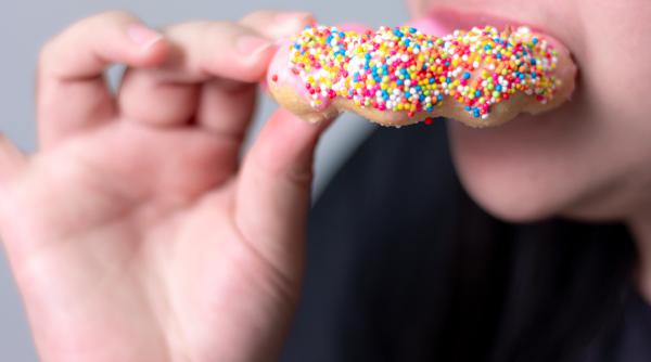 alimentul care poate pune capat poftelor de dulce si de fast food