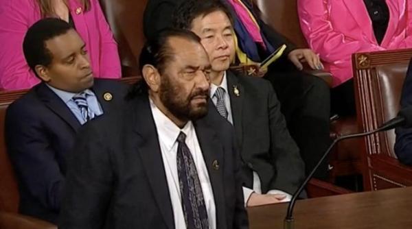 cine este congresmanul scos din sala de sergentul de arme in timpul discursului lui trump in fata congresului sua video