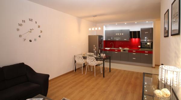 o familie din capitala s a trezit cu locuinta jefuita dupa ce au angajat un barbat sa le monteze mobila