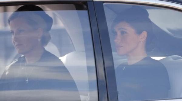 britanicii sunt foc si para pe meghan markle gestul sotiei printului harry care i a enervat este atat de nesuferita si de falsa