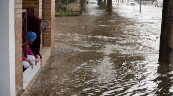 ploile devastatoare au lovit din nou spania scoli evacuate si drumuri inchise