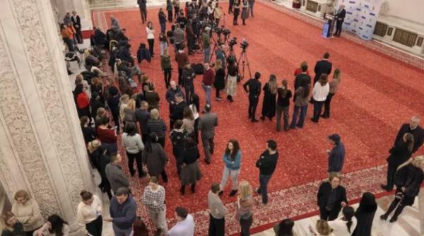 sindicatele functionarilor publici si a personalului contractual din senat protesteaza impotriva modului in care s a impus noul regulament de organizare si functionare a serviciilor