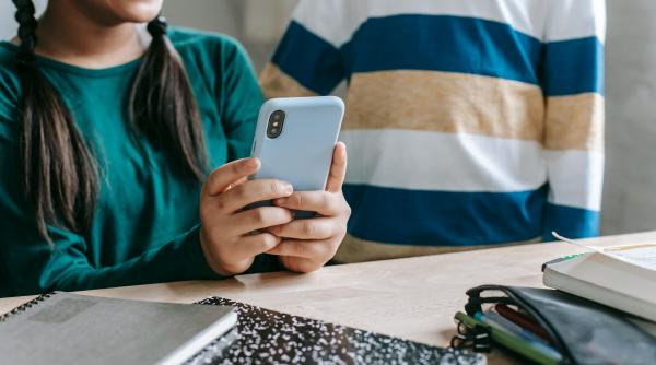 o tara europeana interzice telefoanele mobile in scoli