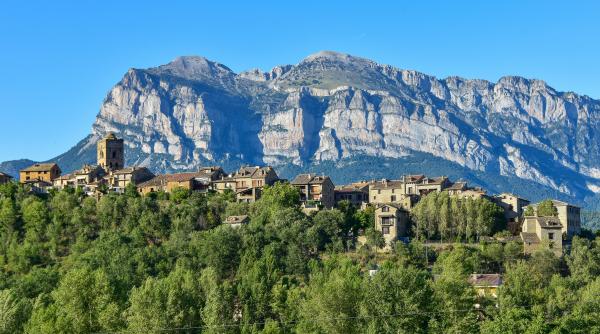 un sat intreg din spania se vinde pe o suma extrem de mica pretul initial a fost redus cu peste 20 000 de euro