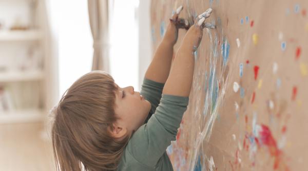 cum sa cureti eficient urmele de pix si carioca de pe pereti si haine