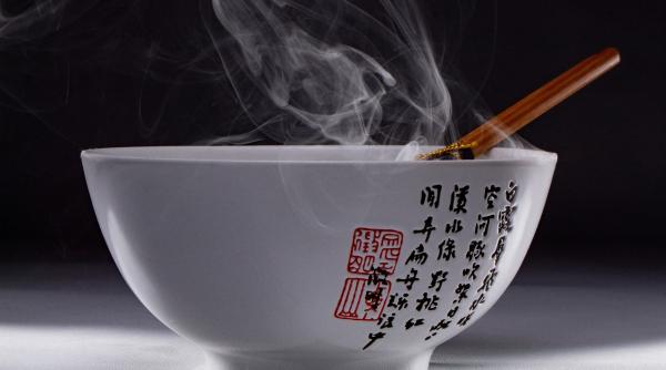 un restaurant chinezesc le cere scuze clientilor dupa ce doi tineri au urinat in oala cu ciorba