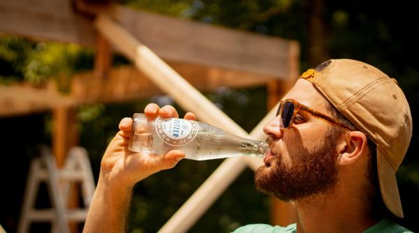 apa plata vs apa minerala care este cu adevarat mai sanatoasa