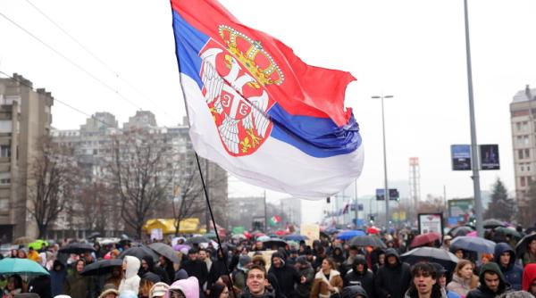 confruntari la belgrad bunicii au iesit in strada si au gatit mancare pentru protestatarii anti guvernamentali video