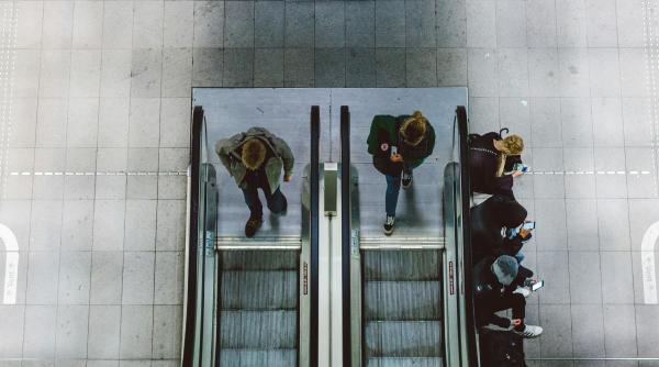 cat de murdare sunt balustradele scarilor rulante experimentul te va face sa te gandesti de doua ori inainte sa le atingi video