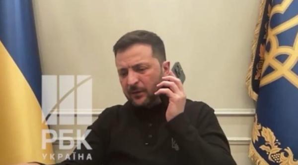 momentul in care volodimir zelenski e sunat de presedintele frantei in timpul unui interviu emmanuel te sun in 20 de minute video in