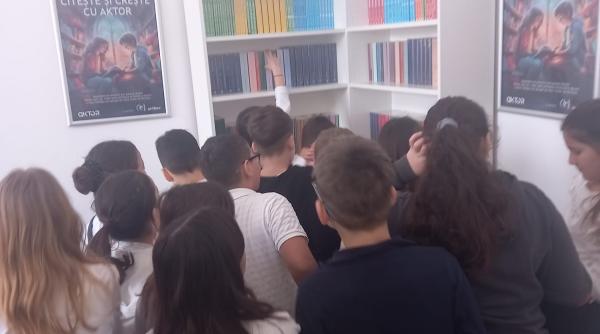 trei scoli cu 2000 de elevi au primi o donatie de carti de la aktor romania