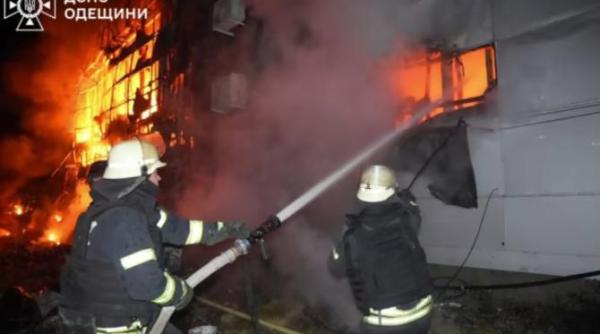 in timp ce putin vorbeste despre pace in odesa au fost bombardate blocuri magazine si centre comerciale orasul a fost acoperit de incendii