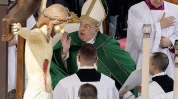 papa francisc ramane stabil dar va trebui sa reinvete sa vorbeasca dupa terapia cu oxigen