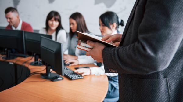 profesor arestat pentru comportament inadecvat si agresiune sexuala asupra unui minor