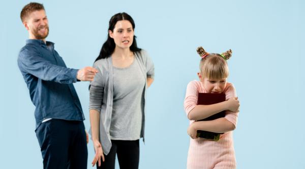 psihologul radu leca dezvaluie impactul parintilor toxici asupra copiilor si cum ii putem identifica parintele toxic nu iti sugereaza lucruri ci ti le impune