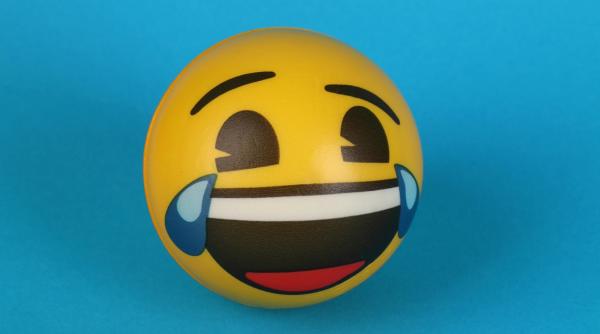 cainele gigant ajuns viral dupa ce stapana lui il cara in spate video