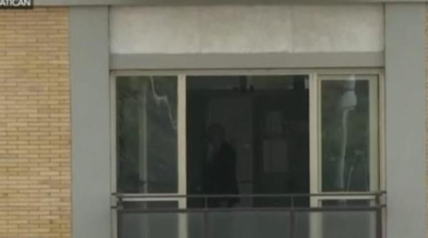 papa francisc prima aparitia publica de la spitalizare a fost intampinat cu ropote de apauze galerie foto