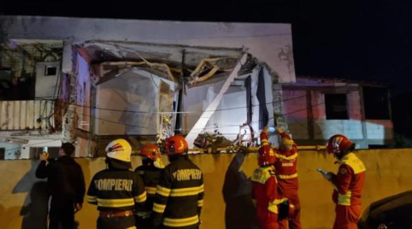 craiova lovita de vantul puternic acoperisuri distruse si stalpi de inalta tensiune in pericol de prabusire