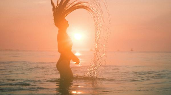 greseli majore pe care le faci in vacanta alesea dezvaluie secretul unui par sanatos vara nu va ardeti parul la soare