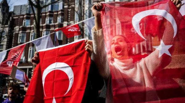 proteste masive la istanbul impotriva inchiderii primarului ekrem imamoglu rivalul lui erdogan cele mai mari din turcia din ultimii 10 ani