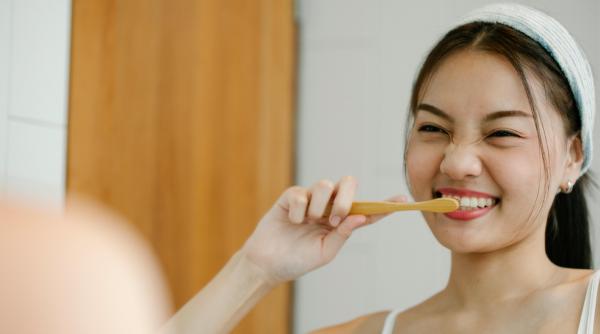 zambet sanatos dinti curati cat de des trebuie sa iti schimbi periuta de dinti