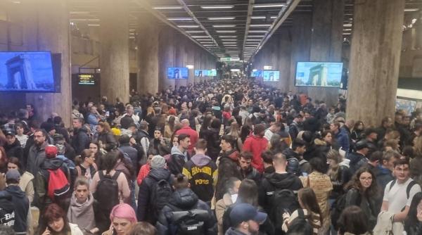 aglomeratie cumplita la metrou magistralele 1 si 3 blocate se pare ca o femeie ar fi sarit in fata metroului