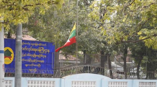 myanmar isi incinereaza in serie mortii dupa cutremurul devastator