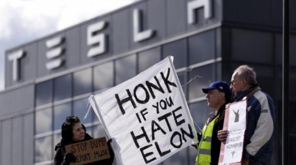 tesla pierde teren in europa vanzarile masinii produse de compania lui musk in declin