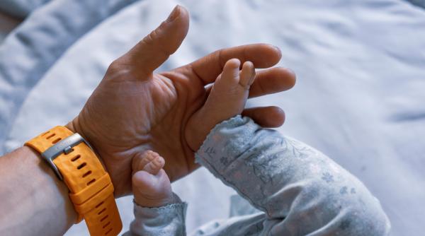 ultimele informatii despre bebelusul aruncat in toaleta de partenerul mamei imediat dupa nastere in pascani