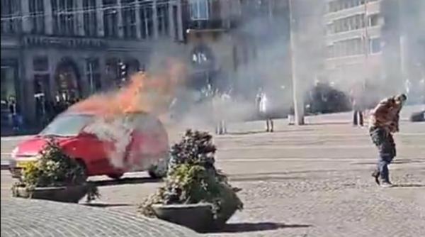 o masina a explodat in centrul amsterdamului imagini tulburatoare cu un barbat in flacari