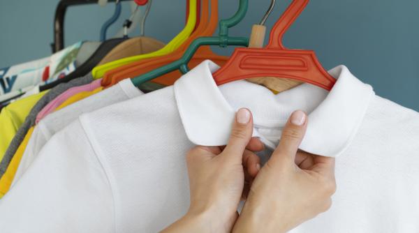 cum sa ti salvezi hainele preferate de petele de transpiratie