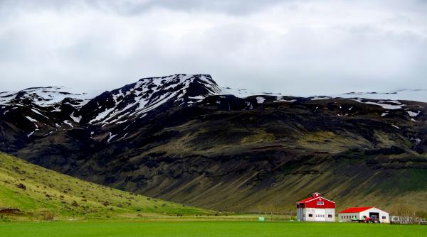 de ce groenlanda se numeste greenland desi e inghetata iar islanda se numeste iceland desi e inverzita