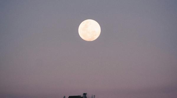 ce reprezinta luna plina roz care va putea fi observata in aceasta noapte pe cer este o microluna