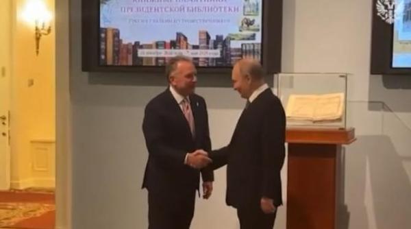 gestul controversat facut de trimisul sua in rusia ce a facut chiar inainte sa dea mana cu vladimir putin