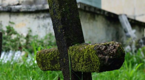 gropar arestat pentru exhumari ilegale si revanzarea locurilor de veci un medic legist implicat in operatiune