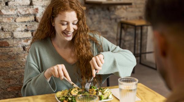 noua dieta care te ajuta sa slabesti fara sa reduci caloriile scade inflamatia si regleaza glicemia