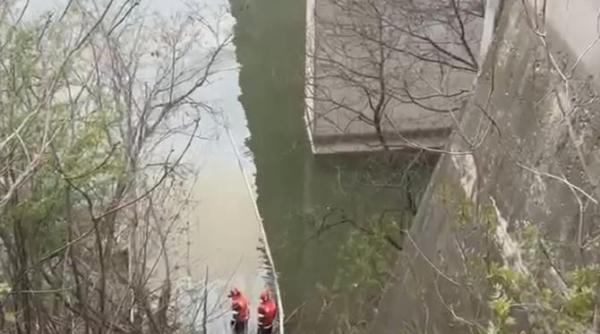 plan rosu de interventie microbuz cazut in dunare dupa un accident video