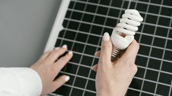 prosumatorii indemnati sa opreasca invertoarele daca pleaca de acasa de paste