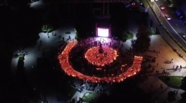 cine iubeste lumina lumina va fi calea luminii traditia din joia mare care lumineaza calea credinciosilor moment plin de emotie unic in tara noastra