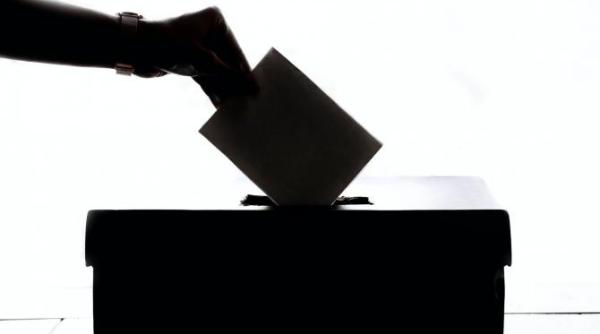 parlamentul moldovean voteaza pentru organizarea alegerilor pe 28 septembrie