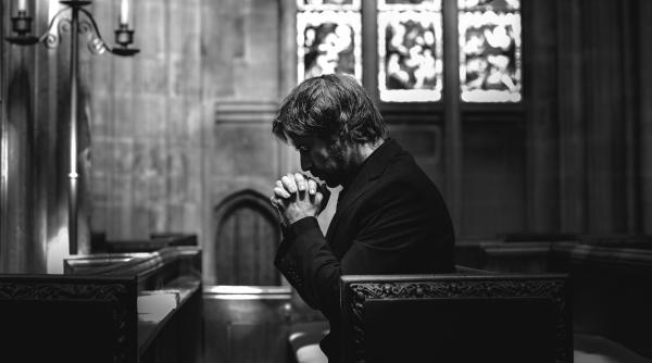 povestea parintelui care slujeste si cu bisturiul si cu rugaciunea omul e zidit de dumnezeu ca sa fie in slujba aproapelui