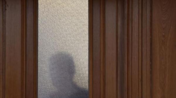 adrian zuckerman ce conteaza ce spune acest candidat ne pierdem timpul cu el sper ca nu va intra in turul doi