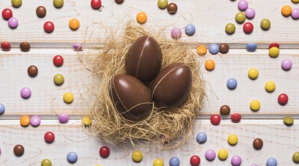 o femeie a otravit o familie cu oua de ciocolata de paste un baietel de 7 ani a murit restul sunt in stare grava vei afla cine sunt