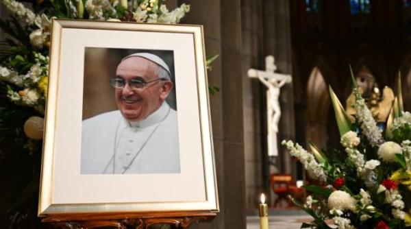 cine ii ia locul papei francisc se fac bani grei pe numele lui